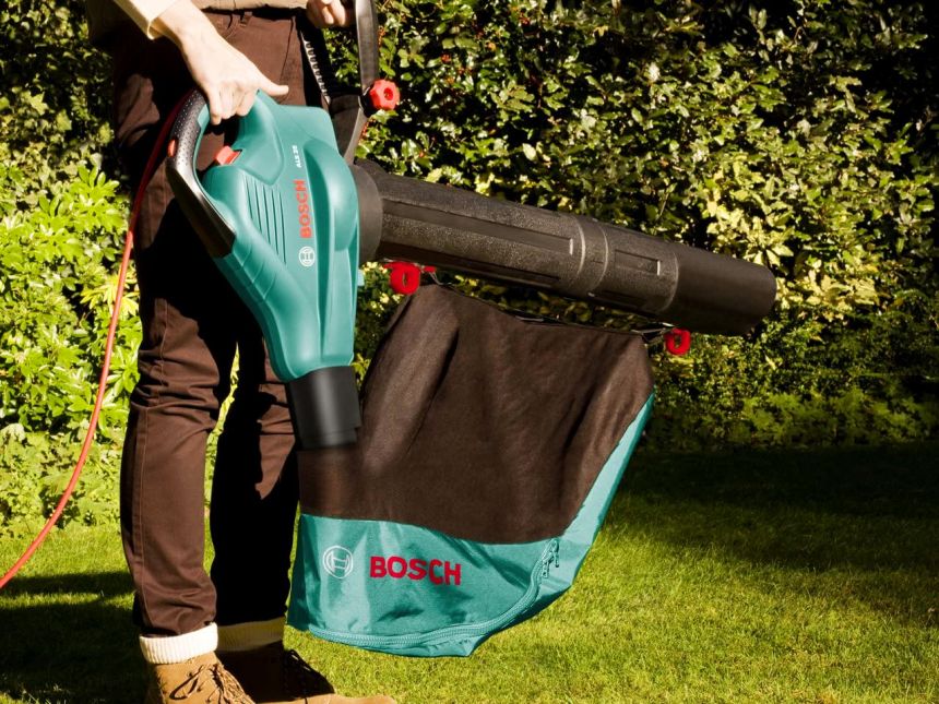 Primo piano de Bosch ALS 25 in modalità aspirafoglie: grazie al capiente sacco di raccolta riuscirete a ripulire il giardino da foglie, fogliame e quant'altro in un colpo solo