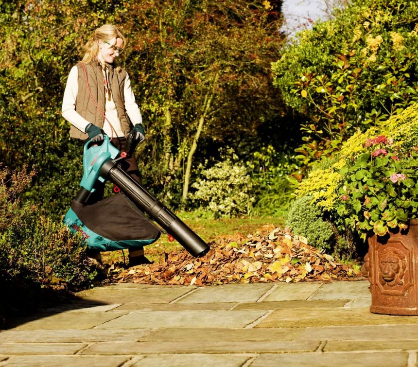 Il Bosch ALS 25 in modalità aspirafoglie: grazie al trituratore incorporato potrete aspirare senza problemi anche rami e rametti, per una pulizia profonda del vostro giardino