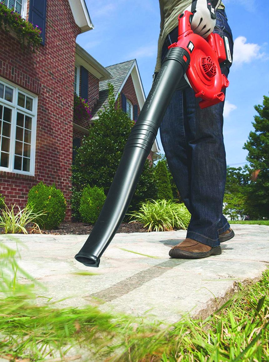 Grazie al soffiatore a batteria Black & Decker GWC1800L20 riuscirete a ripulire in poco tempo la pavimentazione e i viali del vostro giardino