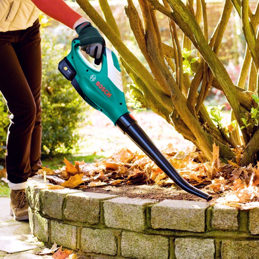 Dal momento che il soffiatore a batteria Bosch ALB 18 LI pesa meno di 2 kg, può essere facilmente tenuto con una mano sola: ripulire il giardino di casa non è mai stato così facile!